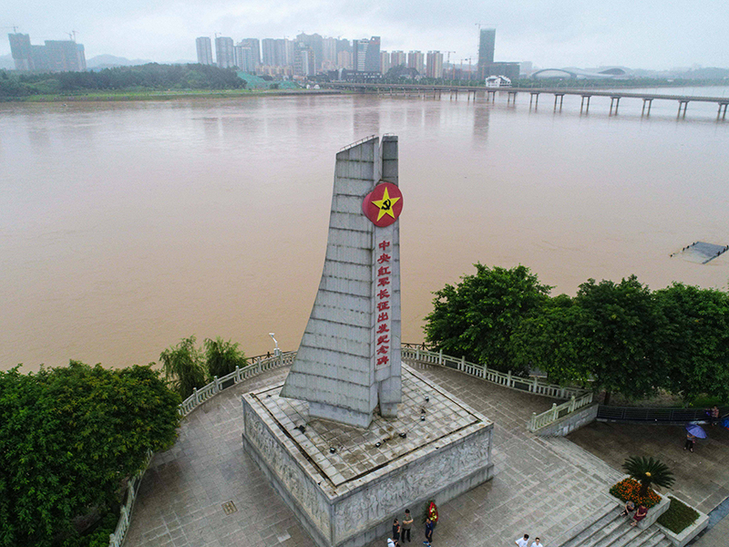 這是位于江西省于都縣的中央紅軍長(zhǎng)征出發(fā)紀(jì)念碑。